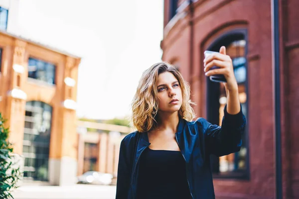 Donna Concentrata Abbigliamento Casual Scattare Selfie Smartphone Mentre Trascorre Del — Foto Stock