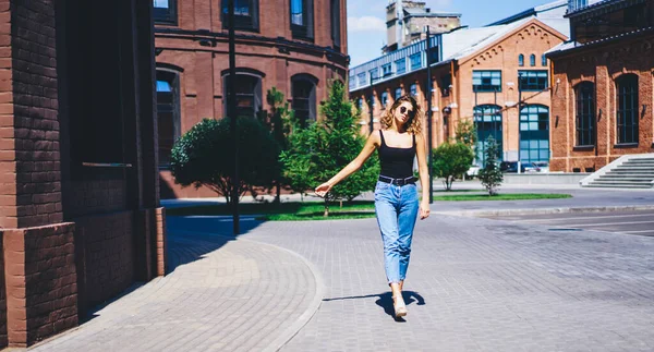 Volle Lengte Verrukt Vrouw Zomer Casual Kleding Zonnebril Ontspannen Wandelen — Stockfoto