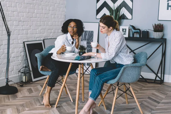 Volledig Lichaam Van Jonge Vrouwen Zitten Comfortabele Stoelen Het Drinken — Stockfoto