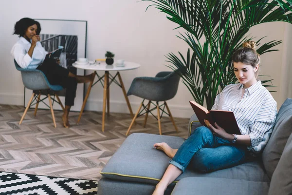 Zwei Fokussierte Junge Vielseitige Frauen Lässigem Outfit Lesen Aufmerksam Interessante — Stockfoto