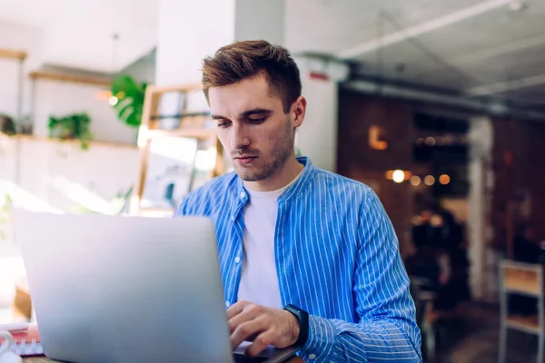 Freelancer Masculino Concentrado Camisa Rayas Azules Escribiendo Teclado Netbook Durante — Foto de Stock