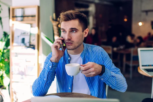 Kjekk Hvit Mann Med Kopp Varm Cappuccino Som Bruker Internett – stockfoto