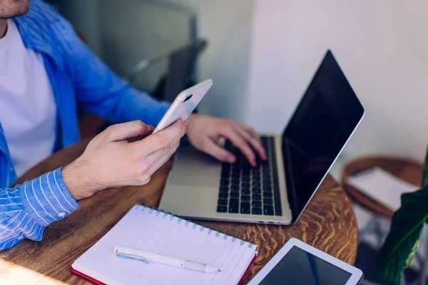 Zugeschnittenes Bild Eines Qualifizierten Männlichen Benutzers Der Sich Mit Bluetooth — Stockfoto