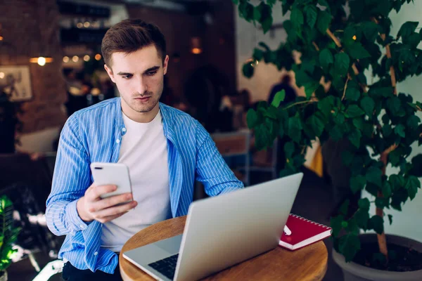 Skilled Programmer Using Bluetooth Connection Initialising Synchronization Laptop Smartphone Devices — Stock Photo, Image