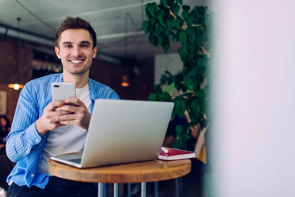 Portrét Šťastný Kvalifikovaný Muž Připojující Bezdrátové Notebooku Mobilní Technologie Při — Stock fotografie