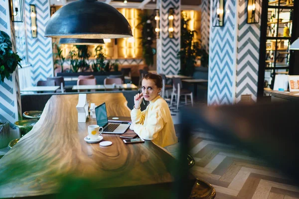 Σκεπτόμενη Γυναίκα Copywriter Γυαλιά Κάθεται Στη Σύγχρονη Καφετέρια Συσκευή Laptop — Φωτογραφία Αρχείου