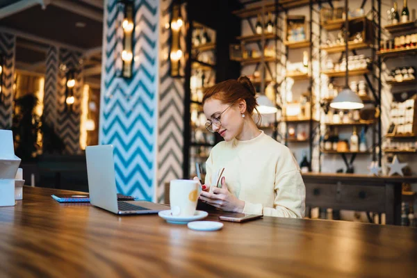 Mujer Joven Independiente Con Atuendo Casual Anteojos Sentados Mesa Con — Foto de Stock