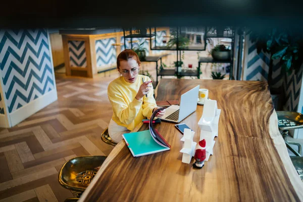 Cima Preocupado Bela Fêmea Óculos Usando Laptop Sentado Mesa Com — Fotografia de Stock