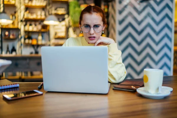 Mujer Seria Gafas Que Resuelve Problemas Línea Con Actualización Del — Foto de Stock