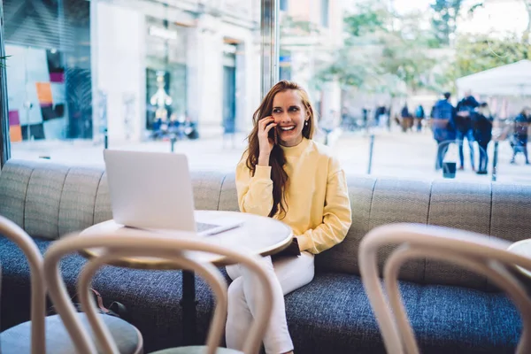 Toothy Hipster Menina Com Cabelos Vermelhos Longos Desfrutando Conversa Positiva — Fotografia de Stock