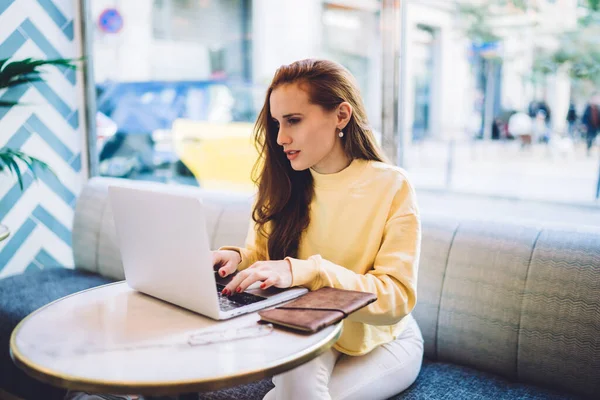 Intelligent Kvinnlig Läsning Nyheter Social Webbplats Surfning Tid Ansluten Till — Stockfoto