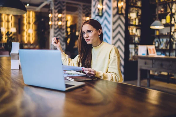 Brunette Woman Yellow Sweater Glasses Pink Marker Hand Sitting Cafe — Stock Photo, Image