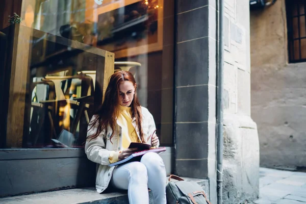 Estudante Muito Feminino Roupa Casual Sentado Fora Café Ler Notas — Fotografia de Stock