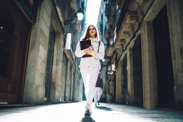 Снизу Вид Молодой Студентки Белой Одежде Идущей Старой Улице Барселоны — стоковое фото