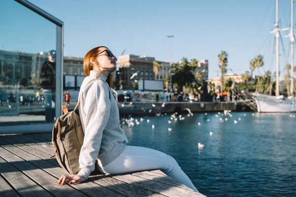 Moda Kıyafetli Bir Kadın Turist Liman Kenarında Oturmuş Seyahat Masraflarını — Stok fotoğraf