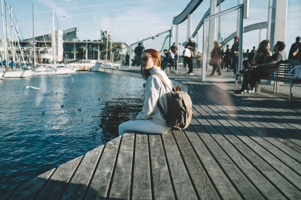Mooie Vrouwelijke Hipster Toerist Genieten Van Gratis Dag Voor Promenade — Stockfoto