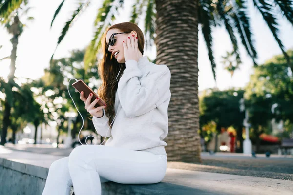 Elégedett Nyugodt Nyugodt Hosszú Hajú Hölgy Telefonál Fülhallgatón Keresztül Megérinti — Stock Fotó