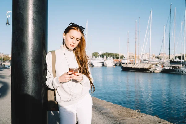 Mulher Adulta Muito Pensativa Fones Ouvido Óculos Sol Com Foco — Fotografia de Stock