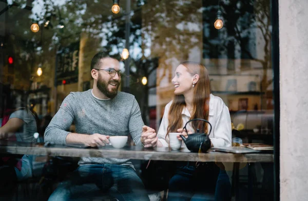 Leende Man Och Kvinna Sitter Bakom Fönstret Bekväma Café Och — Stockfoto