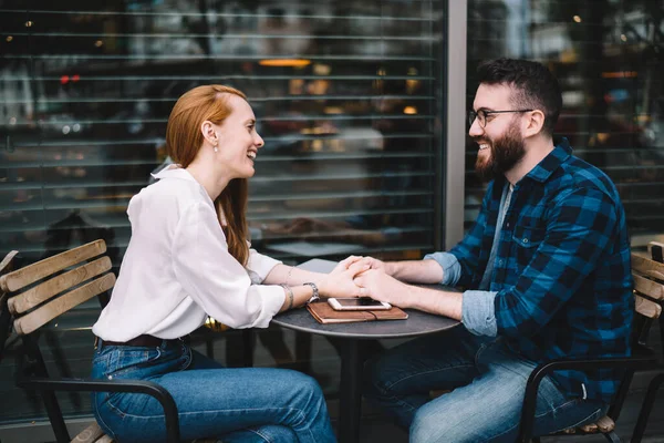 Sidovy Mannen Glasögon Och Kvinna Vit Skjorta Och Jeans Hålla — Stockfoto