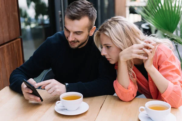 Casal Focado Casual Desgaste Navegação Smartphone Atentamente Olhando Para Tela — Fotografia de Stock