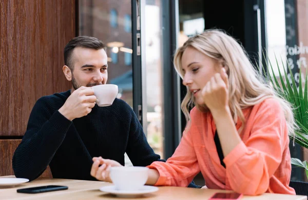 Young Caucasian Couple Love Communicating Free Time Discussing Ideas Drinking — Stock Photo, Image