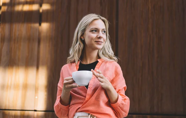 Mujer Ensueño Traje Casual Con Taza Bebida Caliente Las Manos — Foto de Stock