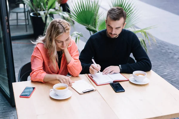 Empleados Masculinos Femeninos Contemporáneos Elegantes Ropa Casual Sentados Reunión Mesa — Foto de Stock