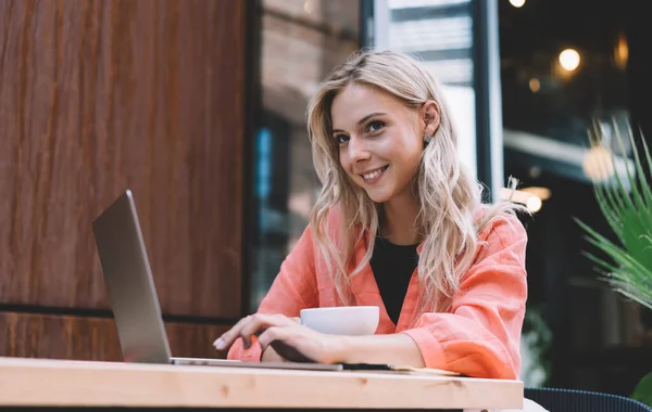Jovem Freelancer Blusa Casual Rosa Usando Laptop Beber Café Enquanto — Fotografia de Stock