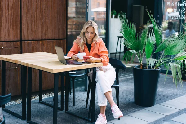 Jonge Duizendjarige Vrouw Casual Dragen Zitten Cafe Terras Met Moderne — Stockfoto