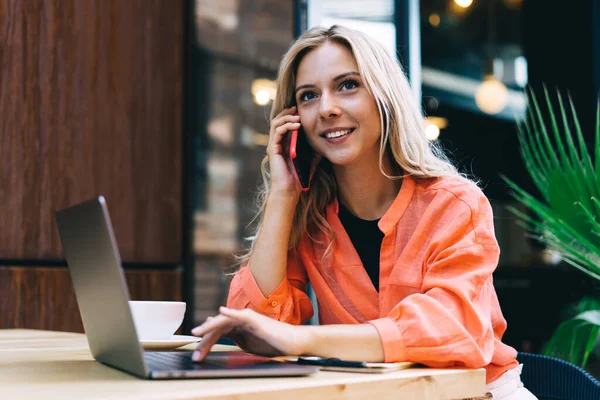 Mujer Freelancer Sonriente Blusa Casual Hablando Smartphone Usando Portátil Mientras —  Fotos de Stock