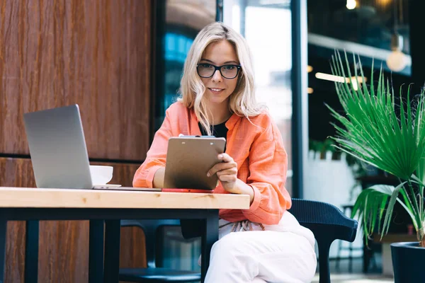 Yaratıcı kadın yazarın portresi sosyal ağlar ve web sayfalarında yayınlanması için makaleler hazırlıyor, 20 'li yaşlardaki çekici genç kadın serbest meslek sırasında kameraya bakıyor.