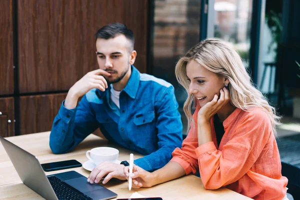 Joven Mujer Rubia Caucásica Disfrutando Aprender Curso Línea Viendo Vídeo — Foto de Stock