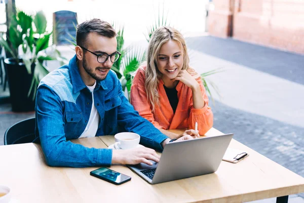 Positive Mannlige Kvinnelige Venner Hverdagsklær Smiler Ser Morsom Video Laptop – stockfoto