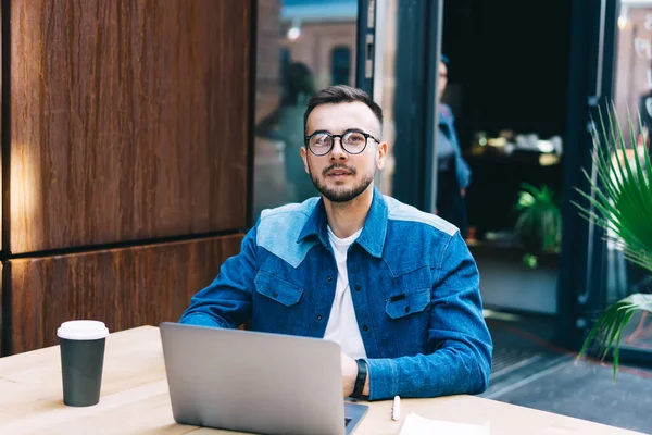 Positiver Junger Mann Lässiger Kleidung Und Brille Blickt Die Kamera — Stockfoto