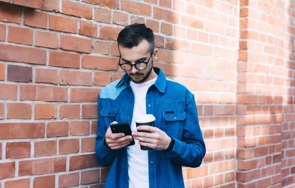 Ung Man Casual Outfit Och Smart Klocka Hålla Takeaway Kaffe — Stockfoto