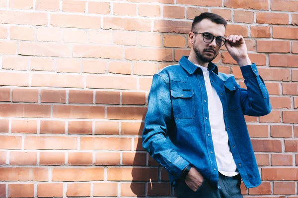 Young Bearded Man Jean Jacket Putting Glasses Holding Hand Pocket — Stock Photo, Image