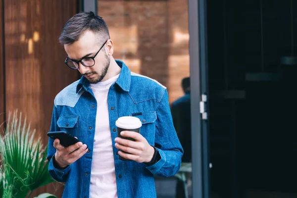 Magabiztos Szakállas Hipster Divatos Szemüvegben Farmer Ingben Áll Kávézó Ajtaja — Stock Fotó