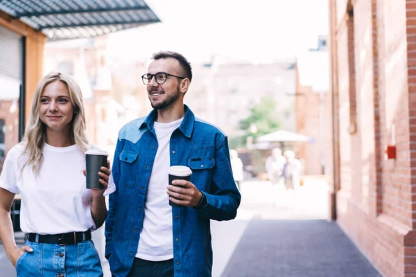 Feliz Pareja Casualmente Vestida Con Tazas Bebida Caliente Mano Bolsillos — Foto de Stock