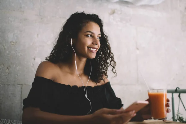 Leende Afrikansk Amerikansk Kvinna Lyssnar Musik Smartphone Och Hörlurar Dricka — Stockfoto