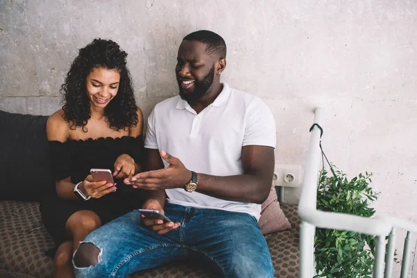 Alegre Amigos Masculinos Femeninos Que Utilizan Dispositivo Teléfono Celular Para — Foto de Stock