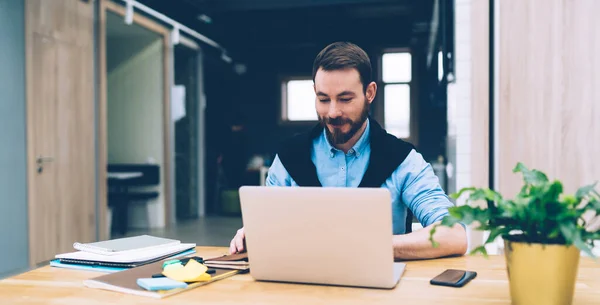 Tevreden Knappe Bebaarde Mannelijke Werknemer Blauw Shirt Trui Vastgebonden Rond — Stockfoto