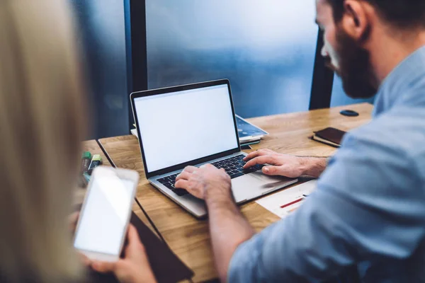 Gericht Volwassen Man Typen Laptop Met Een Leeg Scherm Terwijl — Stockfoto