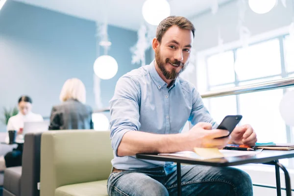 Lystig Kjekk Mann Med Skjegg Som Bruker Chatter Mobilen Mens – stockfoto