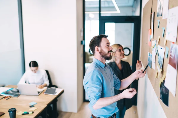 Positief Lachend Vreugdevol Team Dat Voor Muur Staat Met Papieren — Stockfoto