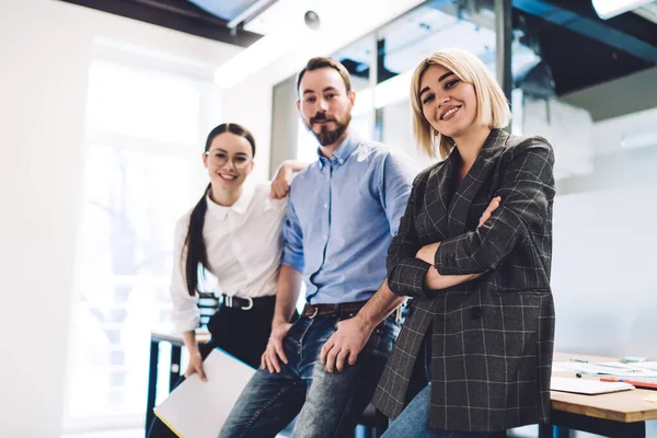 Mujer Negocios Rubia Satisfecha Pie Con Los Brazos Cruzados Mientras — Foto de Stock