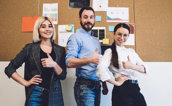 Feliz Oficina Trabajador Masculino Sonriente Mujer Negocios Colegas Mostrando Los — Foto de Stock