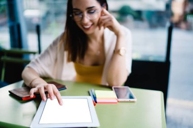 Sokak kafeteryasında sosyal medyada boş dokunmatik bir sayfa üzerinden sosyal medyayı ararken bulanık kadın arama yayını, bin yıllık hipster kızı içerik metnini fotokopi alanı ile birlikte dijital tablet kullanarak yazıyor