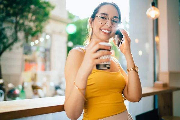 Wanita Muda Lucu Dalam Kacamata Optik Menikmati Percakapan Smartphone Ramah — Stok Foto