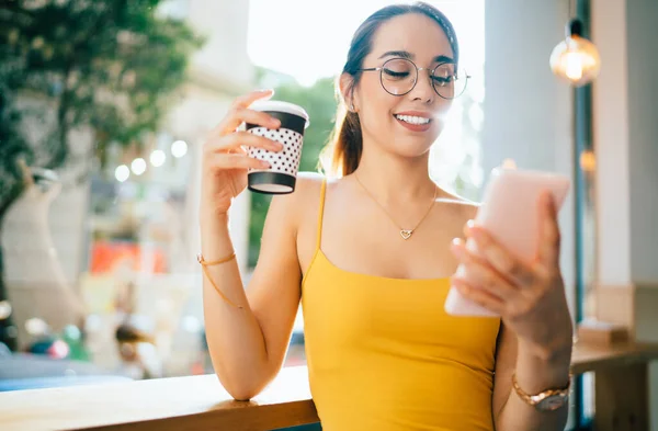 Vidám Hipster Lány Kávéscsésze Csatlakozik Mobiltelefon Online Üzenetküldés Közben Utazási — Stock Fotó